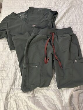 FIGS Scrub Set in Dark Green